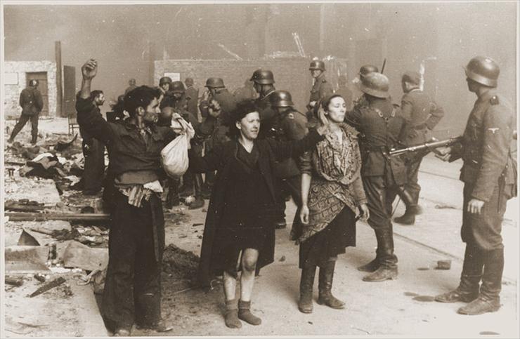 archiwalne fotografie II wojna światowa - 800px-Stroop_Report_-_Warsaw_Ghetto_Uprising_08.jpg