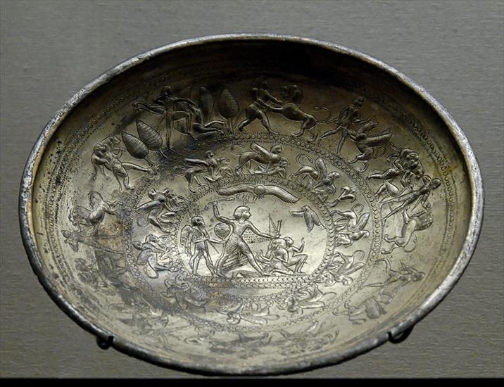 Gospodarka świata starożytnego - obrazy - Fenickie naczynie posrebrzanego brązu. Cup_Idalion_Louvre_N3455-150.jpg