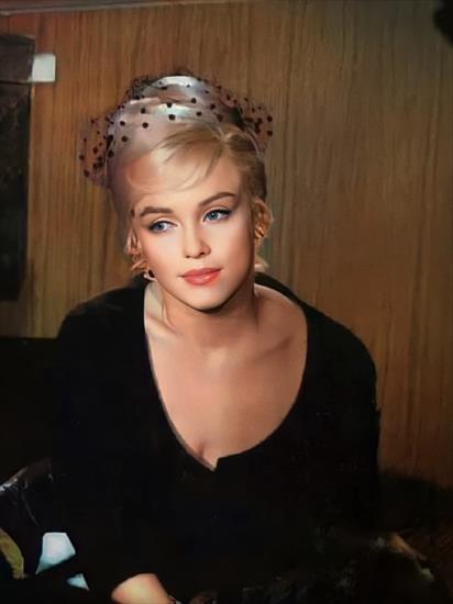 Marilyn Monroe - FuG4IFPaEAAncGd.jpg